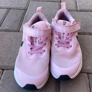 Nike pink tennis shoes
